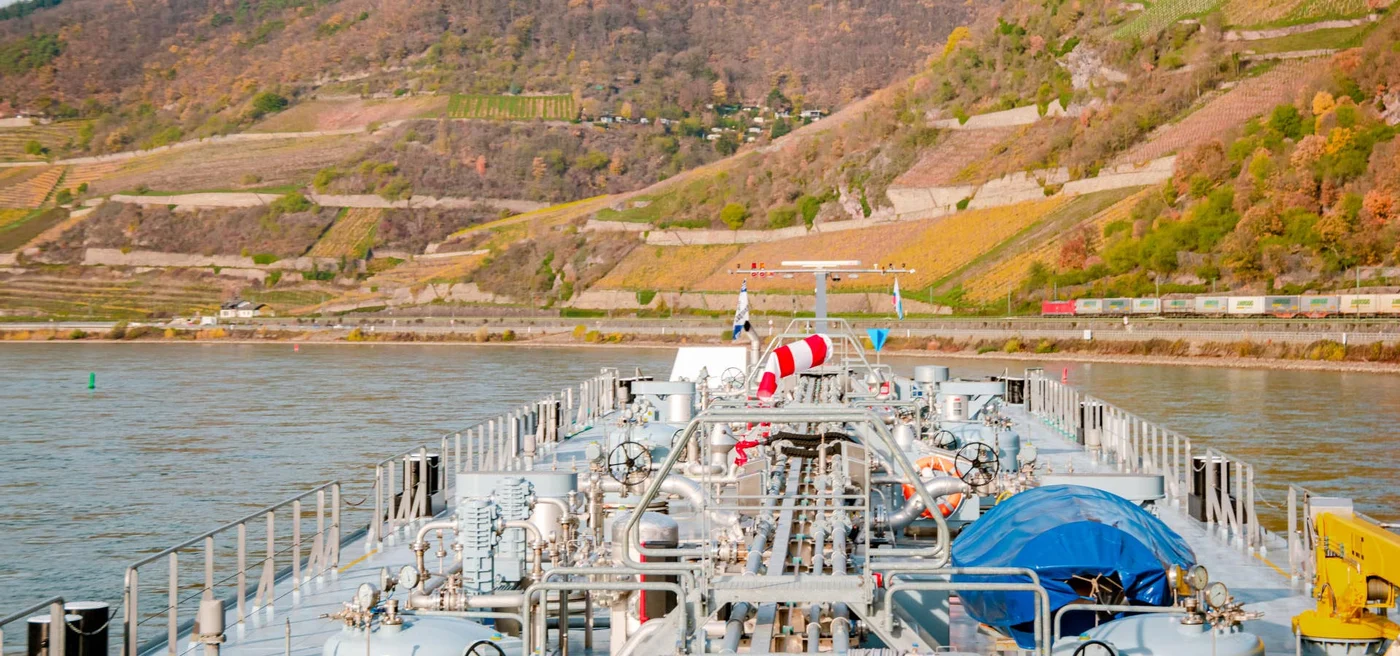 Bateau-citerne : transport par voies navigables